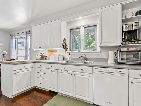 3rd image of 1040 Colony Dr