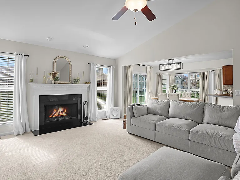 814 Cone Flower Dr — Photo 5