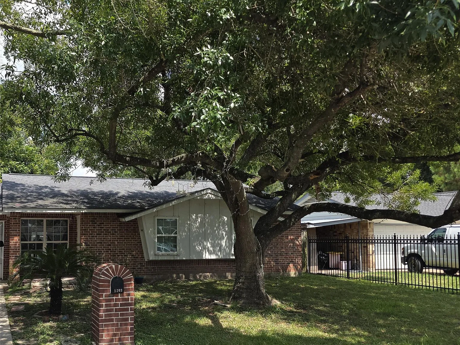 3 bed, 1.5 bath, 1218 sqft, $1,700 — Photo 1