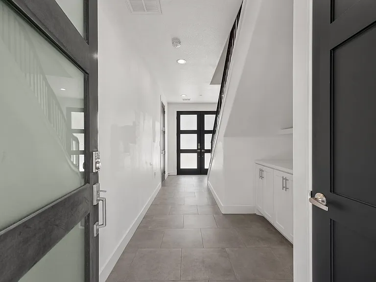 5345 Larkin St — Photo 4