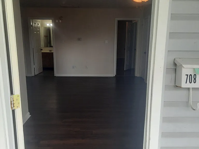 708 W Adams St — Photo 2