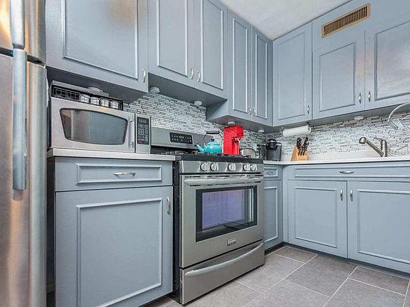 4th image of 2534 Crescent St APT 6D