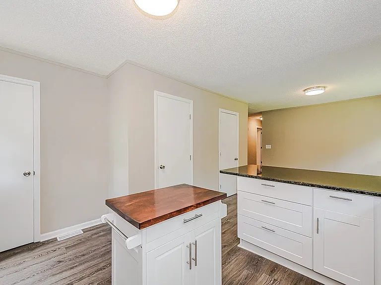 6814 Barrington Dr — Photo 10
