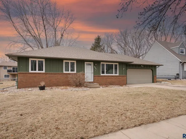 2405 S Melanie Ln, Sioux Falls, SD 57103
