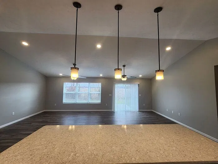 5 bed, 3.0 bath, 2079 sqft, $2,550 — Photo 4