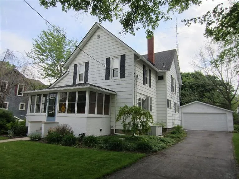 305 W Main St photo 1