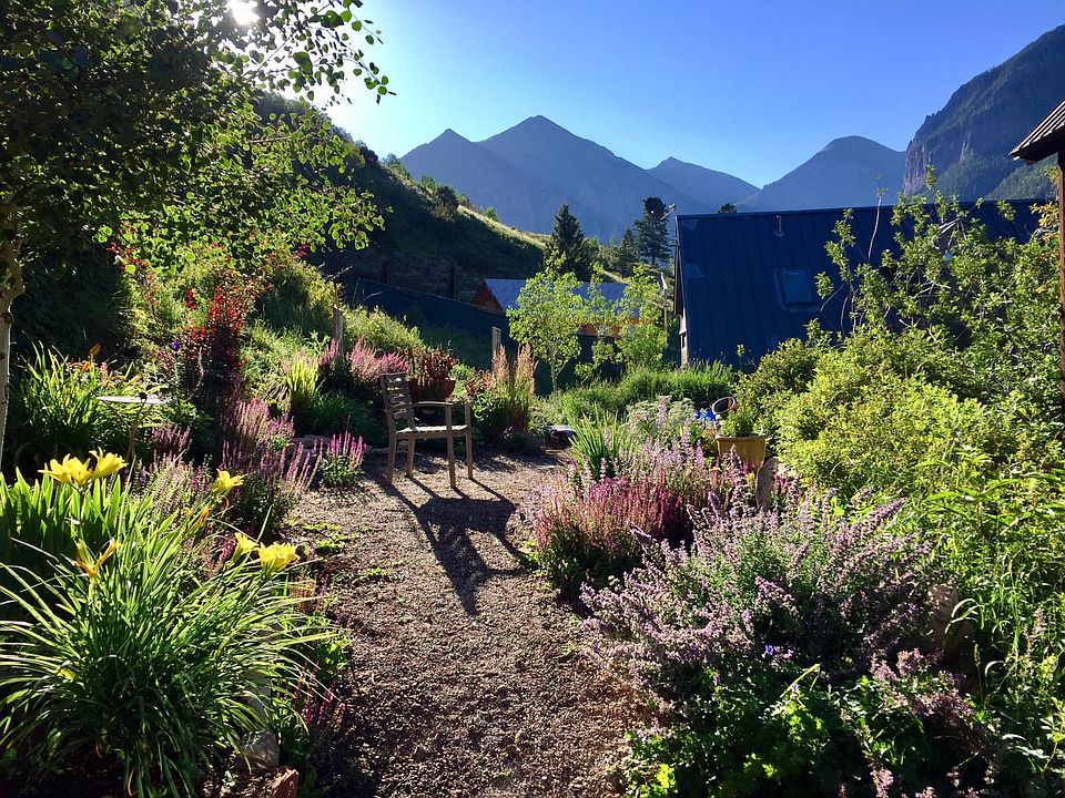 Gorgeous Back yard garden Sanctuary!