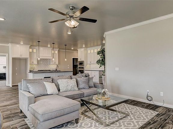 5th image of 913 NW 192nd Ter