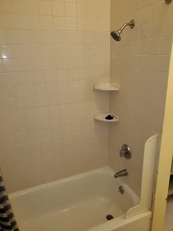 5 bed, 2.5 bath, $9,000 — Photo 2