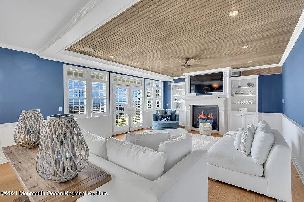 5 bed, 4.5 bath, 4432 sqft, $7,500 — Photo 1