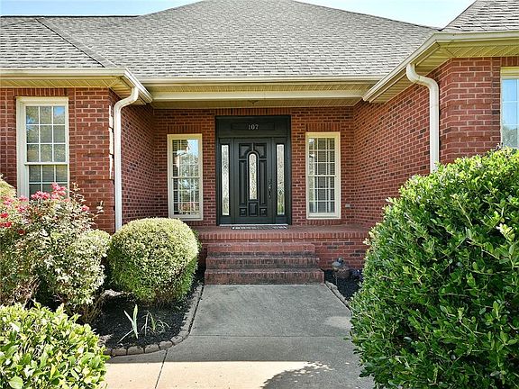 3rd image of 107 Glen Arbor Ct