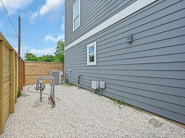 2304 Canfield St — Photo 28