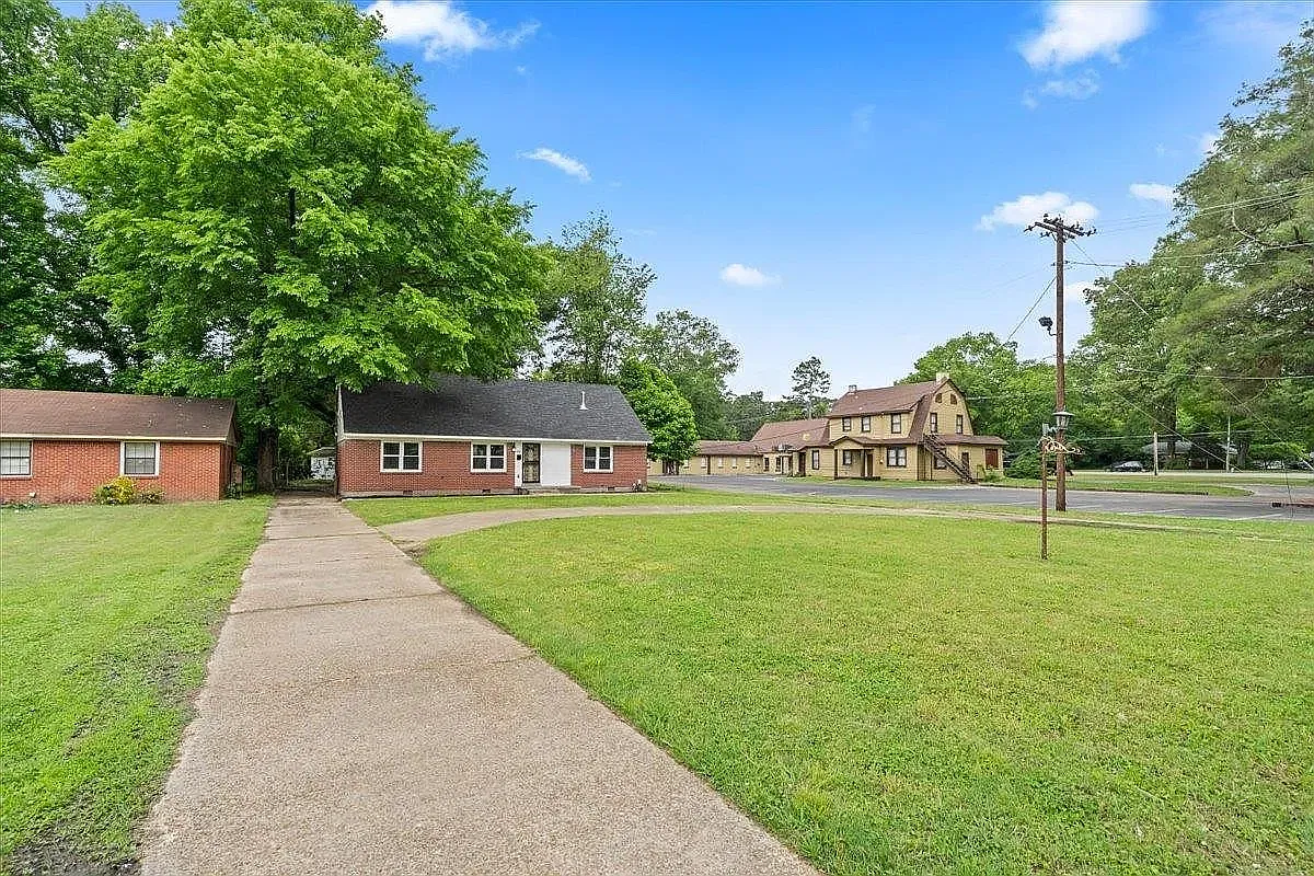 5 bed, 1958 sqft, $2,235 — Photo 2