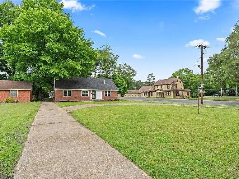 1441 Robin Hood Ln — Photo 2