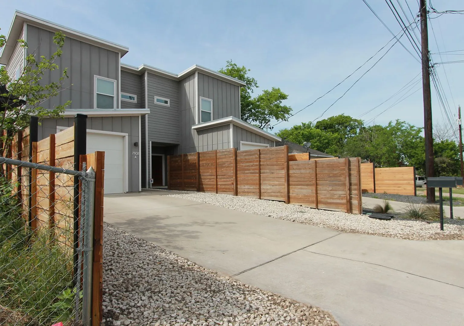 Contemporary 2 Bedroom, 2.5 Bath, 2-Story Home in Austin — Photo 3