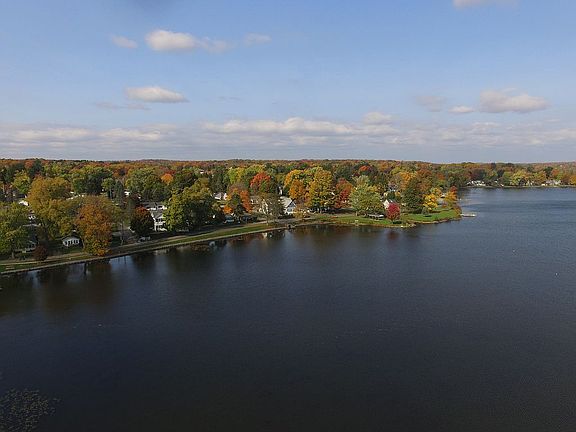 4th image of 100 Lakeside Dr