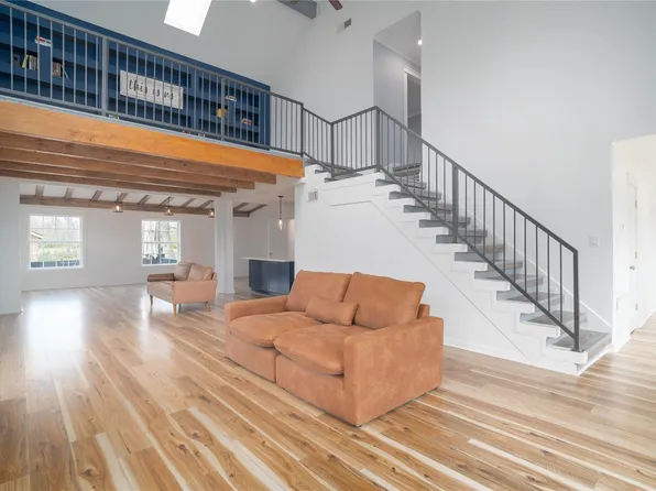 1635 Pony Ln, Wallis, TX 77485