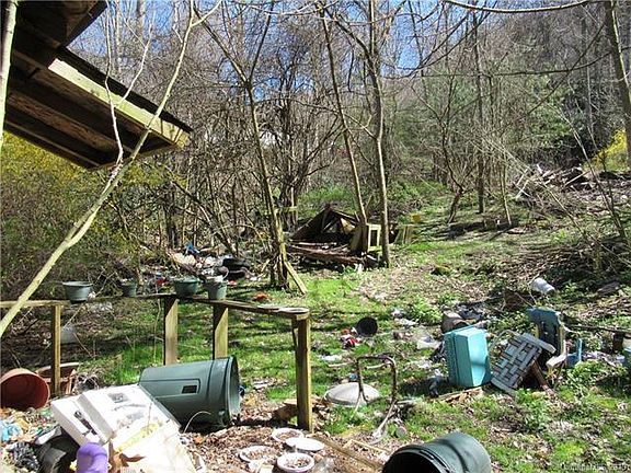 3rd image of 106 Brown Hart Dr