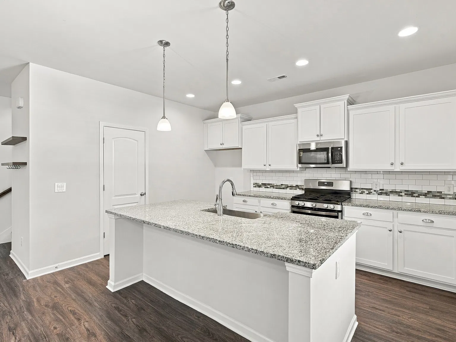 3 bed, 1250 sqft, $2,600 — Photo 2