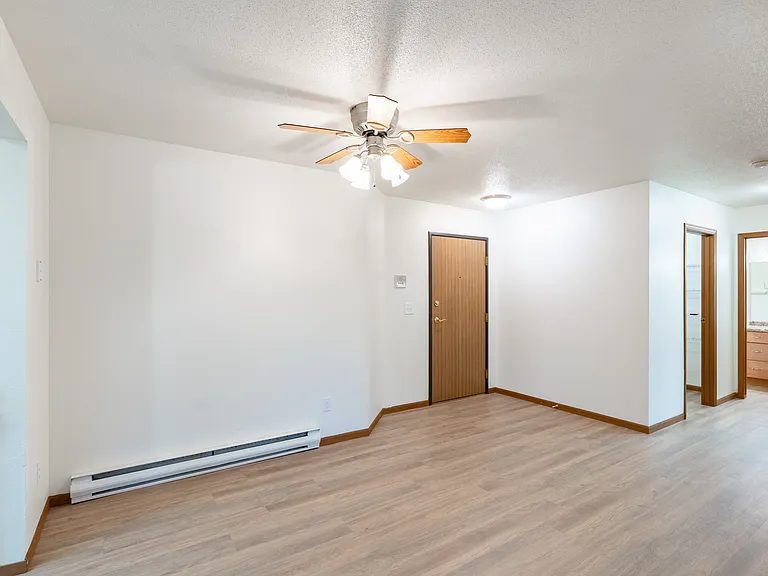 Fargo, ND Flagstone Apartments | 21B | Dining