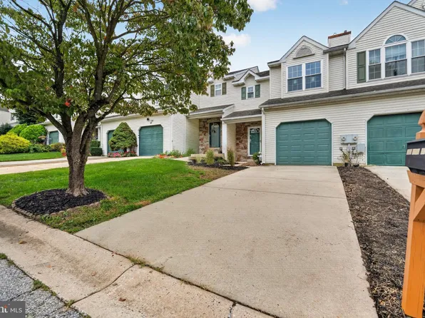 952 Glackens Ln, Wilmington, DE 19808