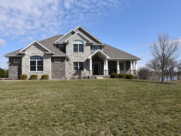 9565 Janel Dr, Bloomington, IL 61705