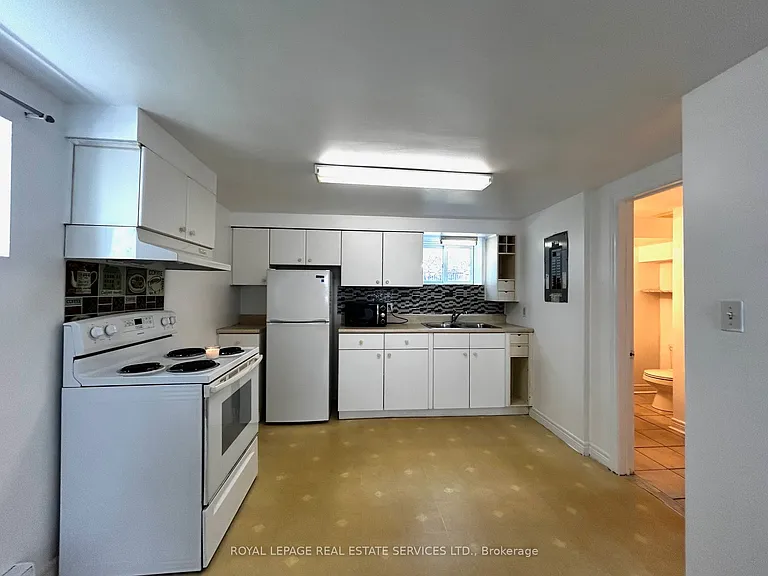 5219 Broughton Cres #IN-LAW ON MAI — Photo 10