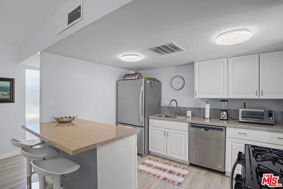 2 bed, 1.0 bath, $3,650 — Photo 3