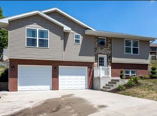 3517 Eclipse Cir, Dubuque, IA 52003