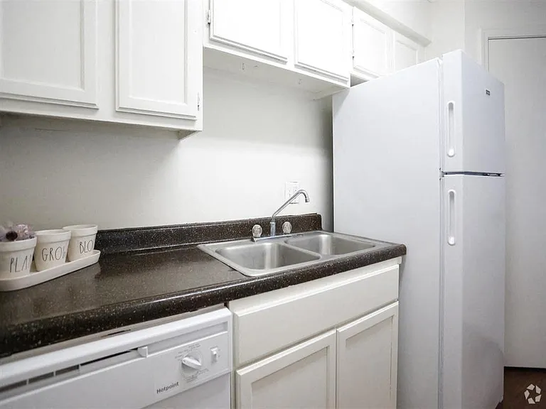 Devonshire Apartments — Photo 15