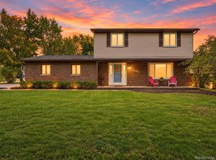 1225 Meadowood Dr, Waterford, MI 48327