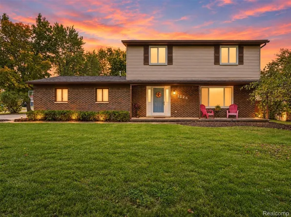 1225 Meadowood Dr, Waterford, MI 48327