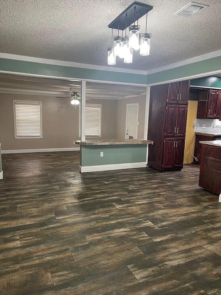 3 bed, 1.0 bath, 1310 sqft, $2,000 — Photo 2