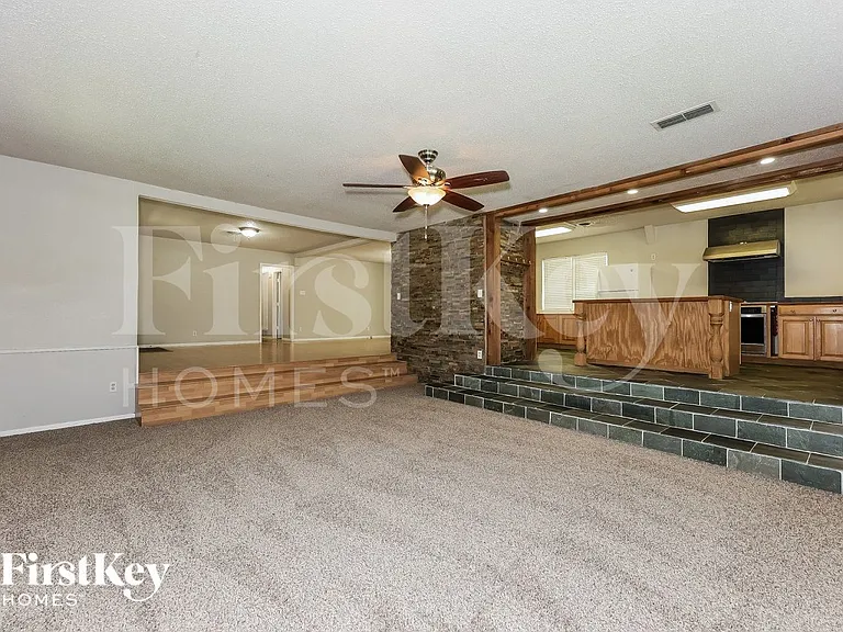 613 E University Ave — Photo 7