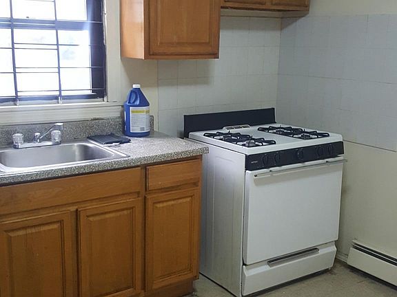 2nd image of 163 Linden St APT 1A