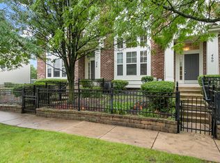460 Grosvenor Ln, Aurora, IL 60504