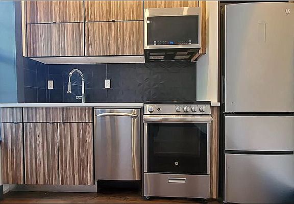 3rd image of 534 Jackson Ave #1A