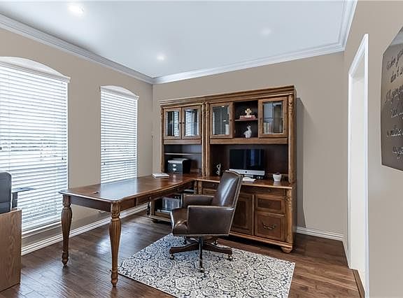 4th image of 2901 Aspen Dr