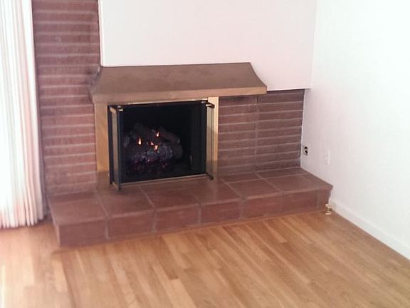 Gas log fireplace