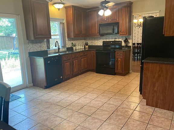 Full kitchen with appliances