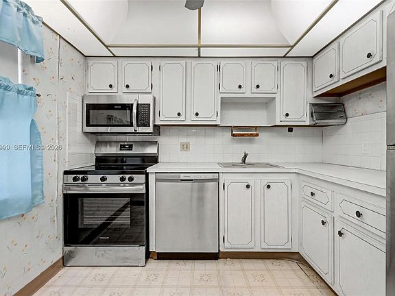 4th image of 1020 Country Club Dr APT 305