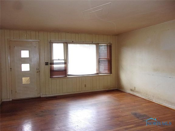 3rd image of 707 Portage Dr