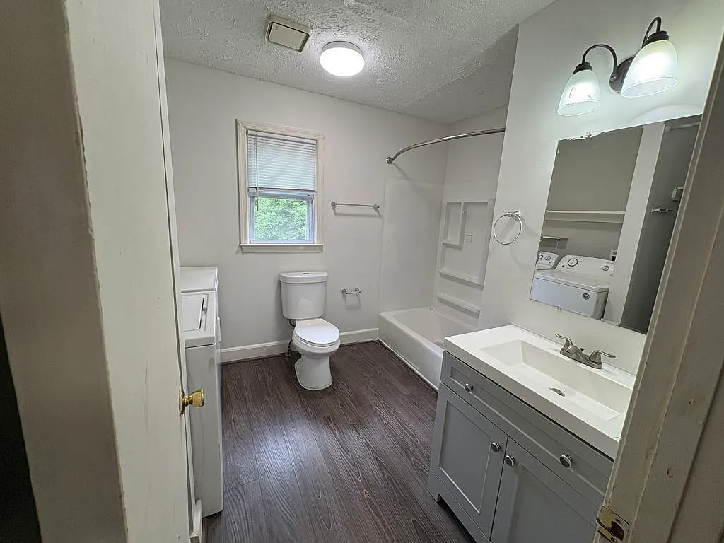 Concord, VA - Renovated 2 Bedroom, 1 Bathroom Second Floor Apartment — Photo 4