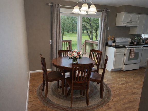 Dining area - private deck off sliding glass door