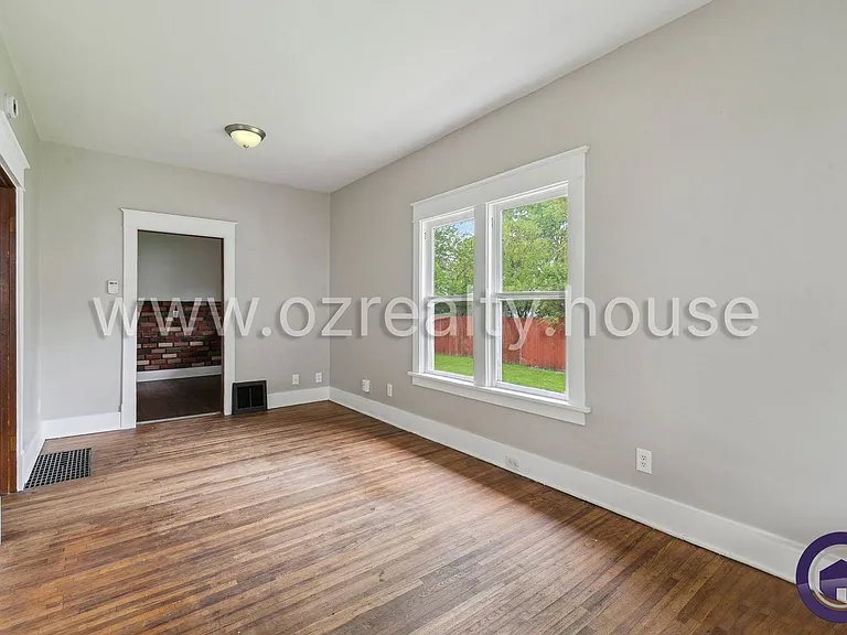 2027 Berkshire Pl — Photo 4