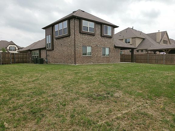 4th image of 1113 Surrey Dr
