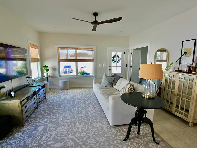 2208 Warbler St — Photo 2