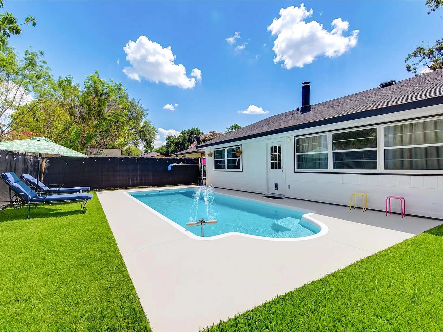 4 bed, 2.0 bath, 2160 sqft, $2,300 — Photo 4