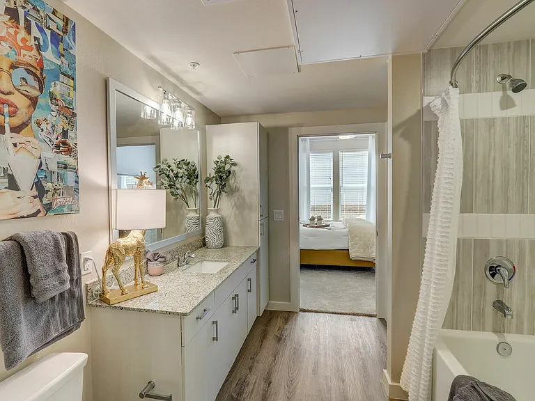 25-web-or-mls-Central Pine St-025