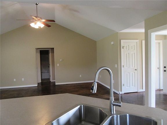 5th image of 803 Amanda Dr